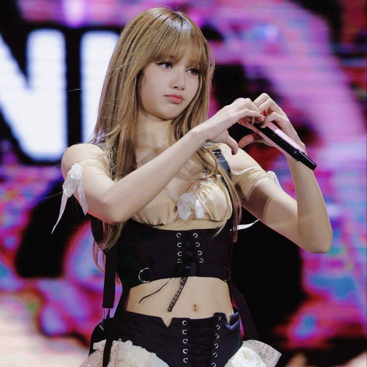 Foto aktivitas terbaru Lisa (BLACKPINK)