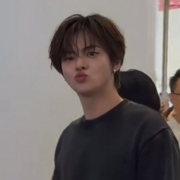 A moment captured by Lee Leo (ALPHA DRIVE ONE)'s fan