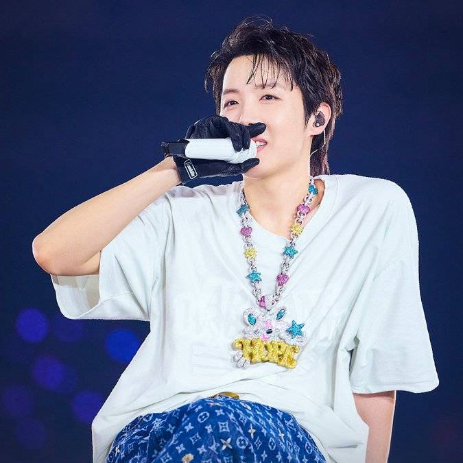 Foto aktivitas terbaru j-hope (BTS)