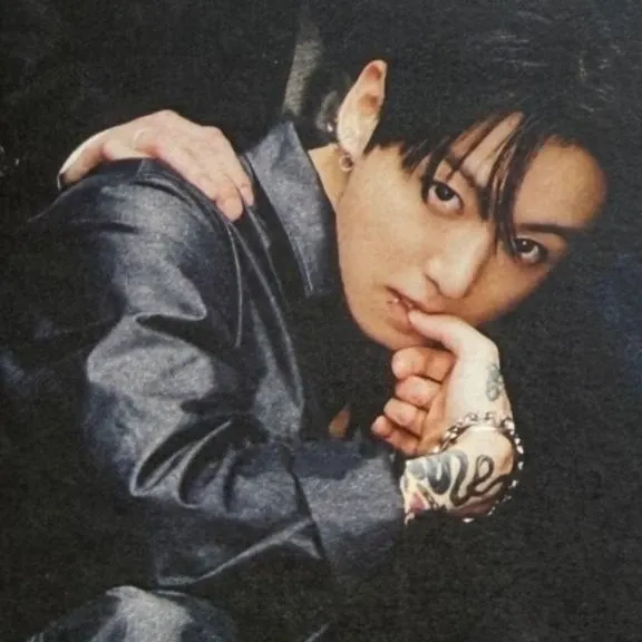 Foto aktivitas terbaru Jungkook (BTS)