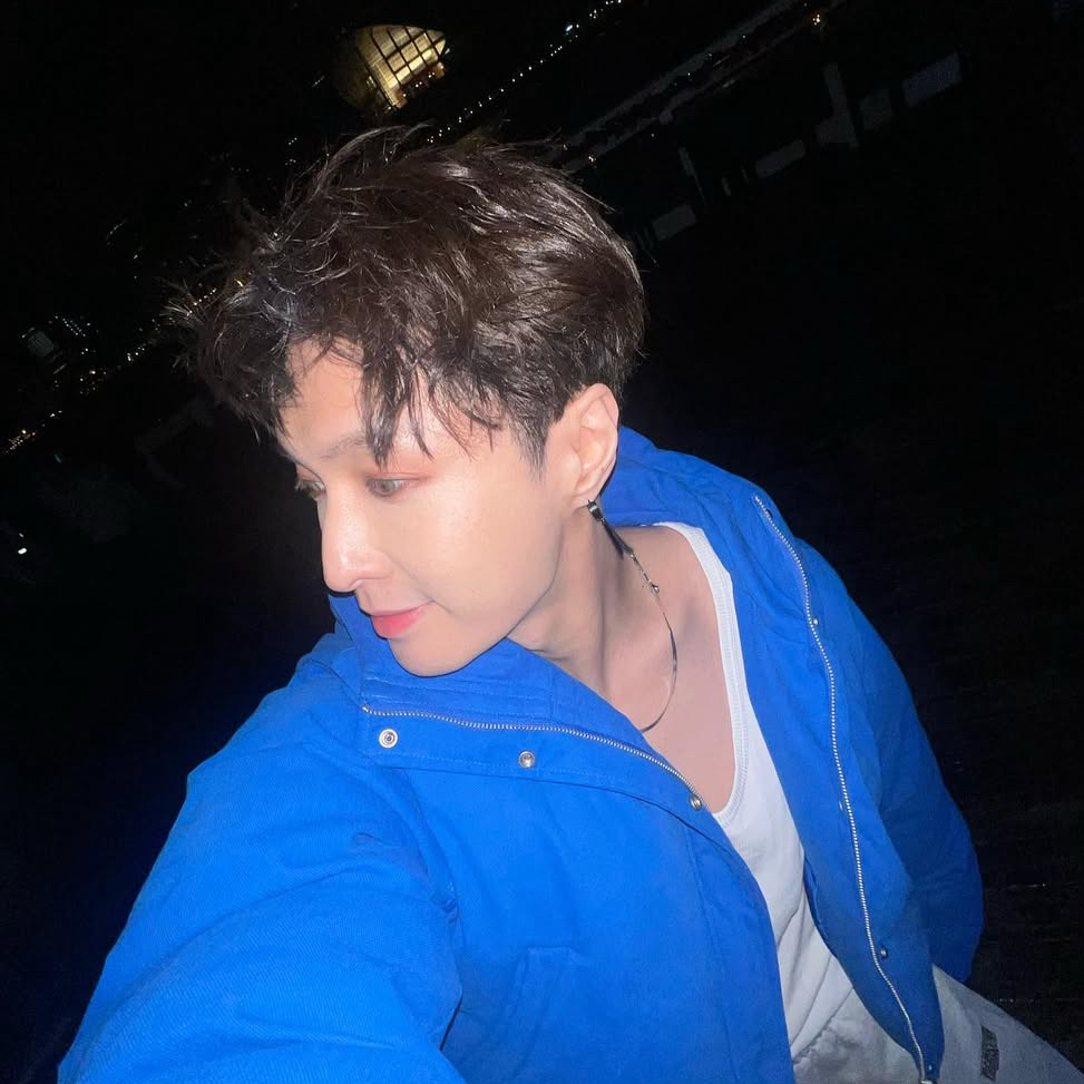 Behind-the-scenes cut of Lay (EXO)