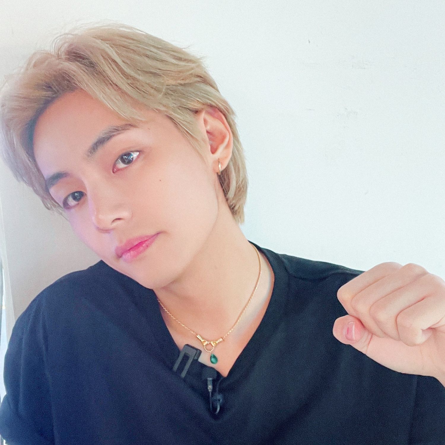 Behind-the-scenes cut of V (BTS)