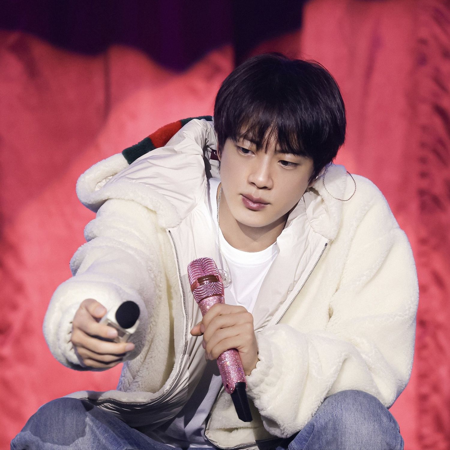 진 (방탄소년단)의 비하인드 컷