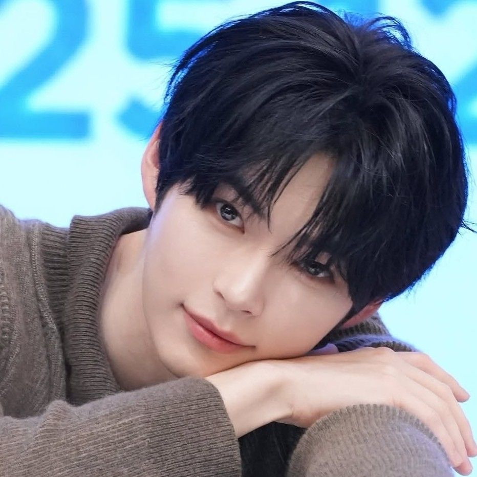 Behind-the-scenes cut of Sung Hanbin (ZEROBASEONE)