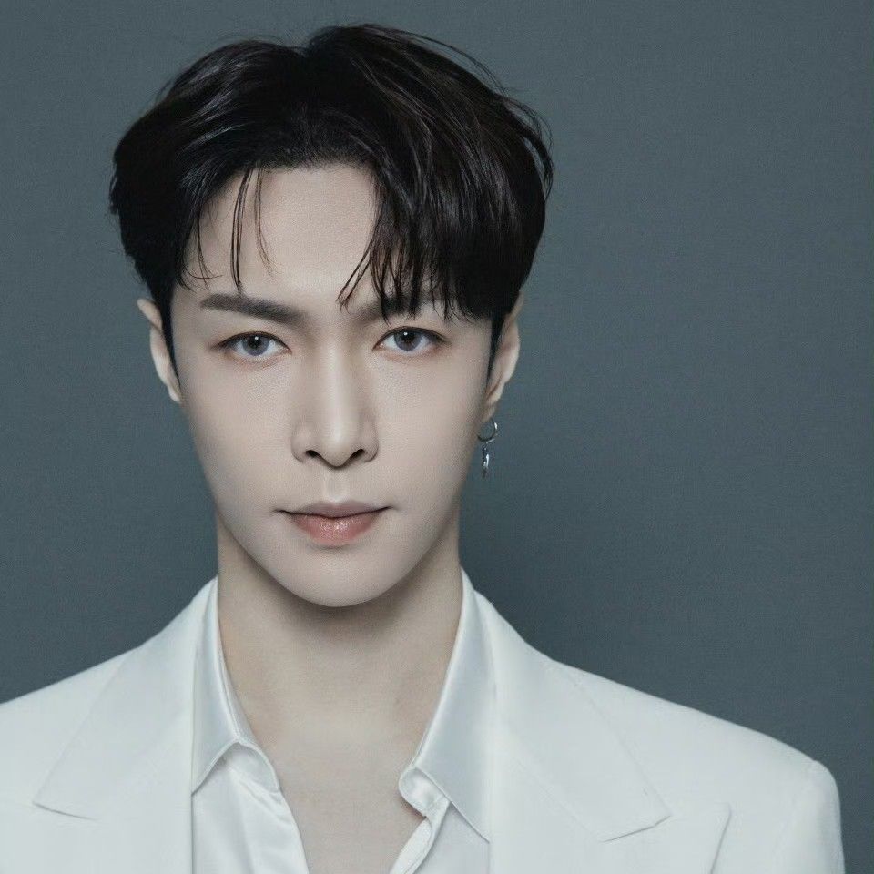 Latest photo of Lay (EXO)