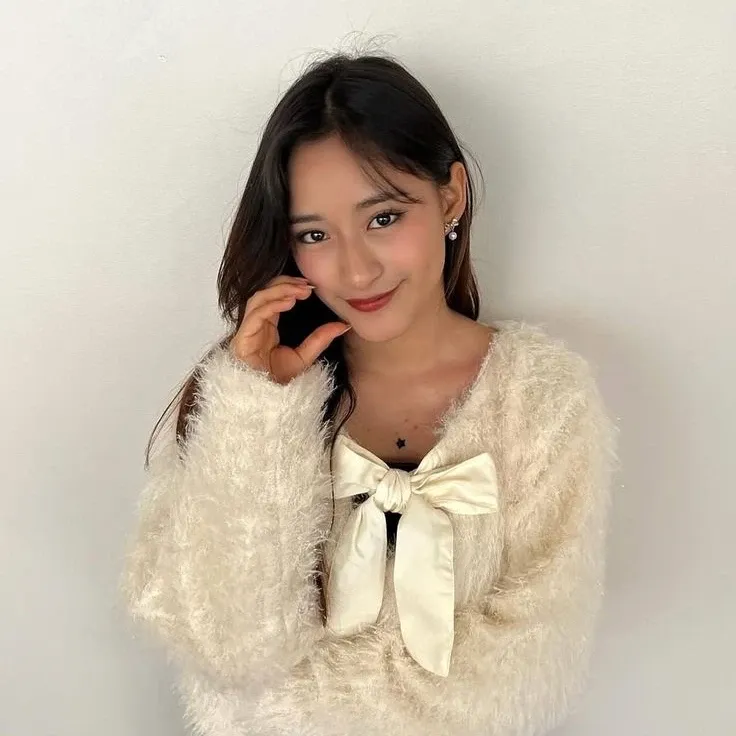 Behind-the-scenes cut of Mia (BLINGONE)