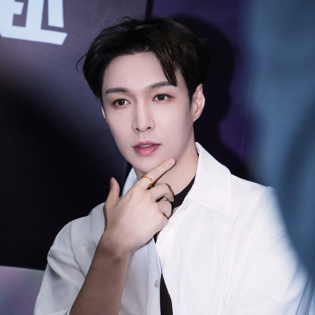 A moment captured by Lay (EXO)'s fan