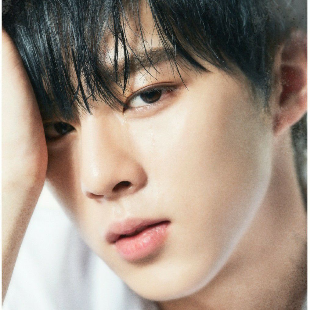 Behind-the-scenes cut of Kim Wooseok