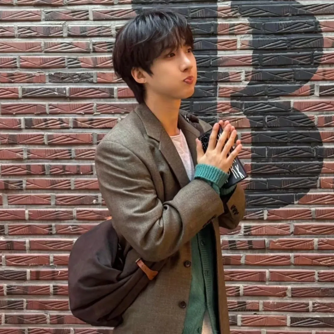 Behind-the-scenes cut of Hui (PENTAGON)