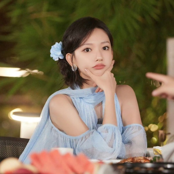 Signature photo of Cheng Xiao capturing their charm