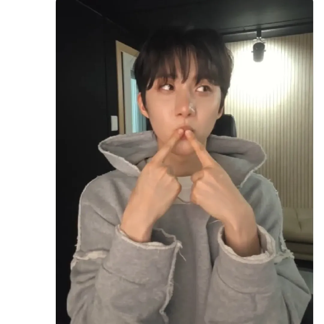 A moment captured by Hui (PENTAGON)'s fan