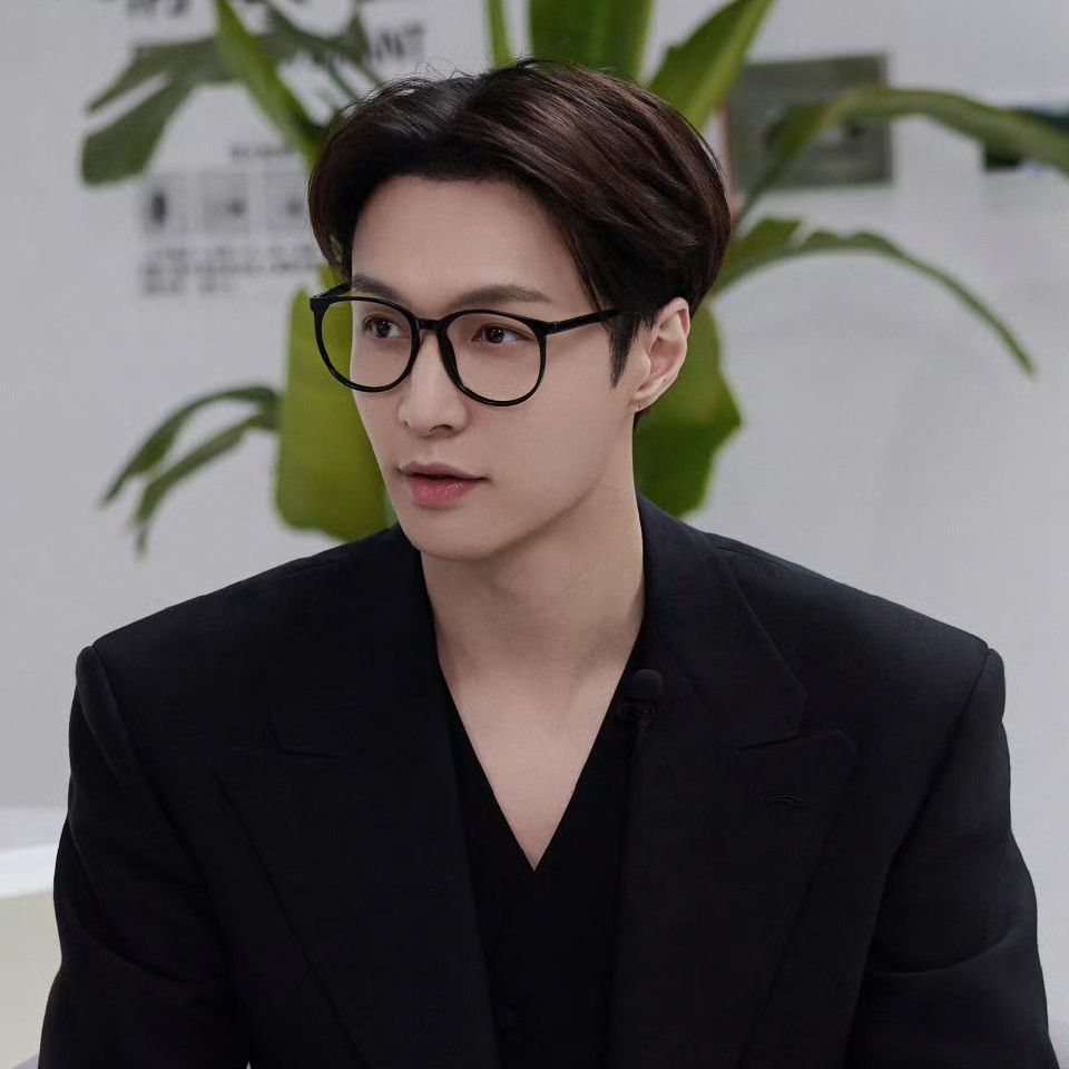 Recent activity shot of Lay (EXO)