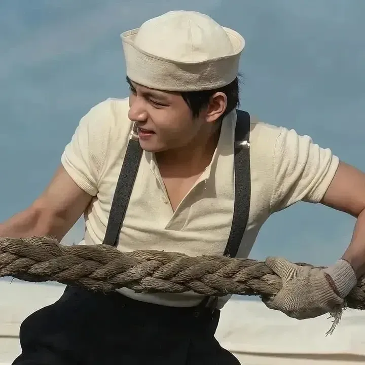 Behind-the-scenes cut of V (BTS)