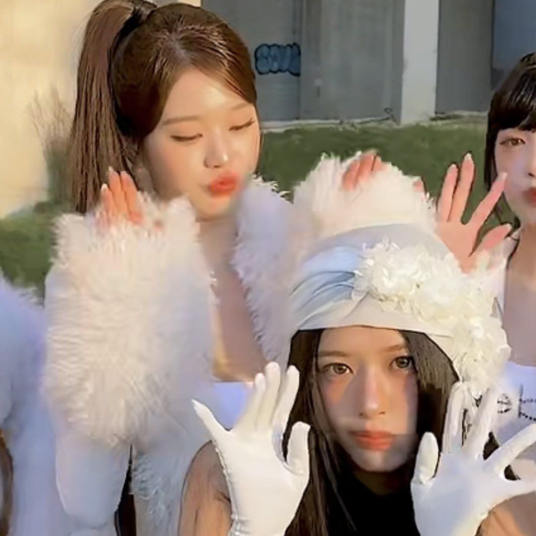 A moment captured by IVE's fan