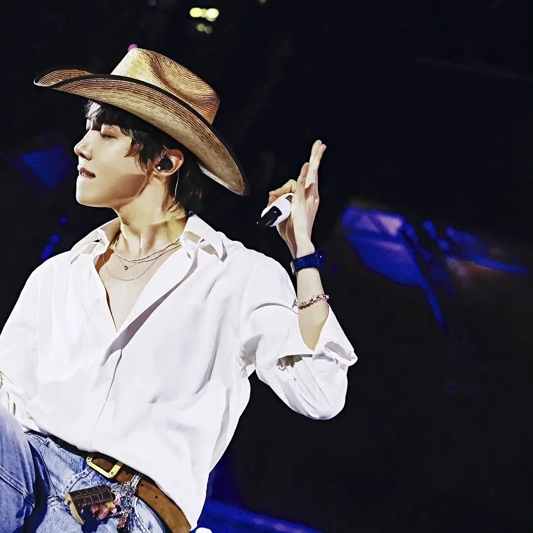 Foto aktivitas terbaru j-hope (BTS)