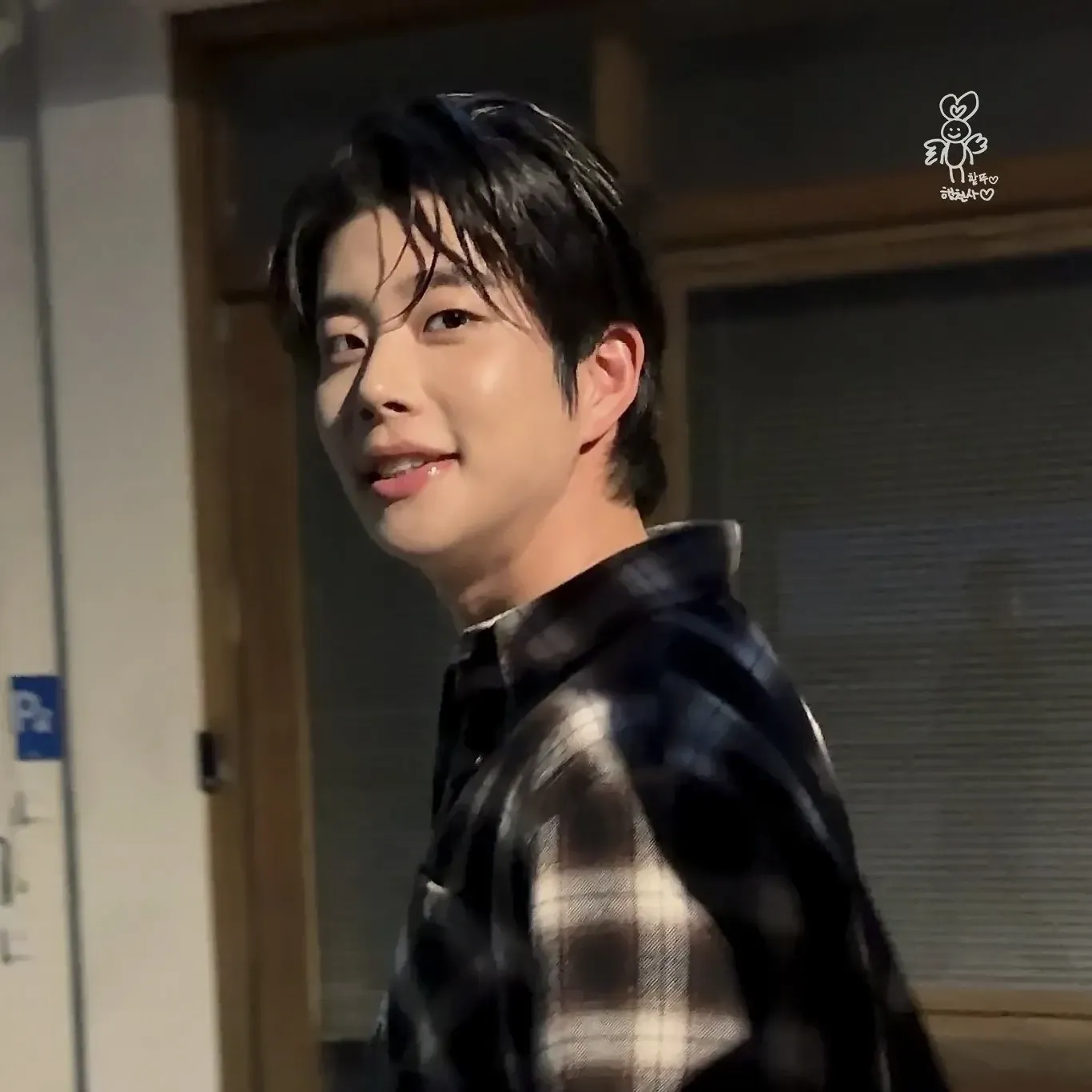 A moment captured by MJ (ASTRO)'s fan