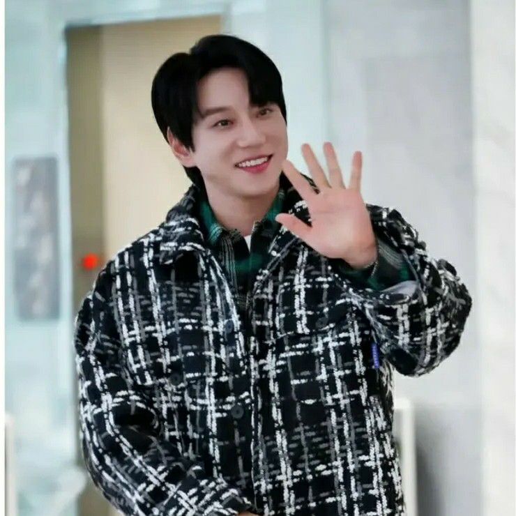 Recent activity shot of Hwang Chiyeol