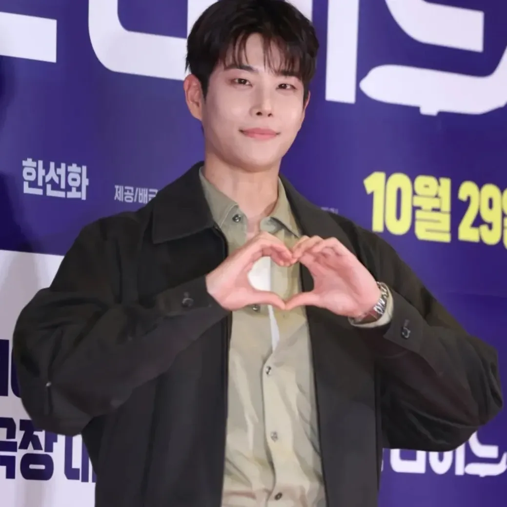 A moment captured by MJ (ASTRO)'s fan