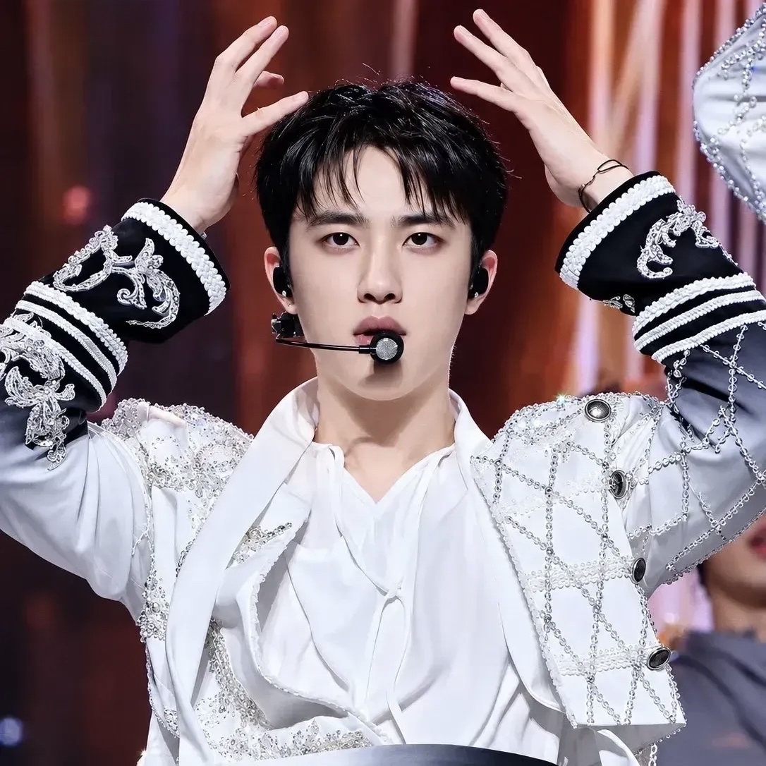 Momen yang diabadikan oleh penggemar D.O. (EXO)