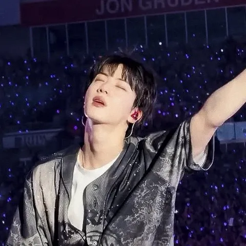 Momen yang diabadikan oleh penggemar Jin (BTS)