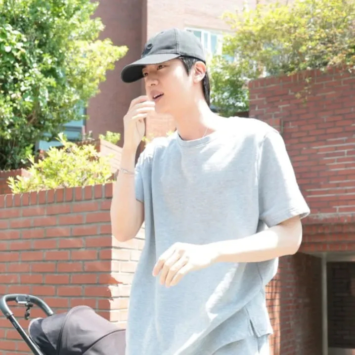 Foto aktivitas terbaru Jin (BTS)