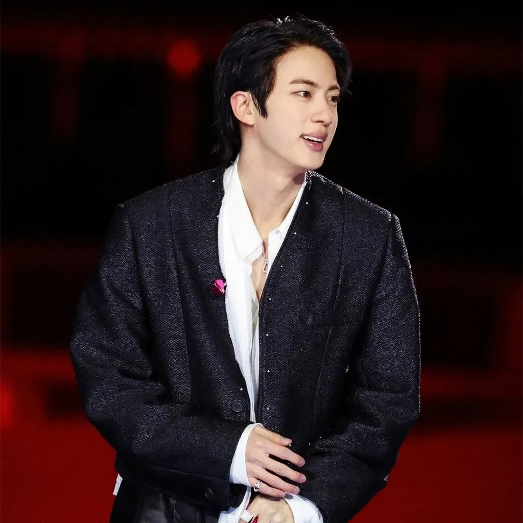 Foto aktivitas terbaru Jin (BTS)