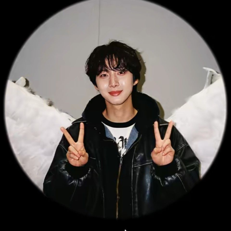 A moment captured by Hui (PENTAGON)'s fan