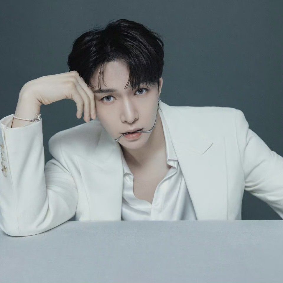 Recent activity shot of Lay (EXO)