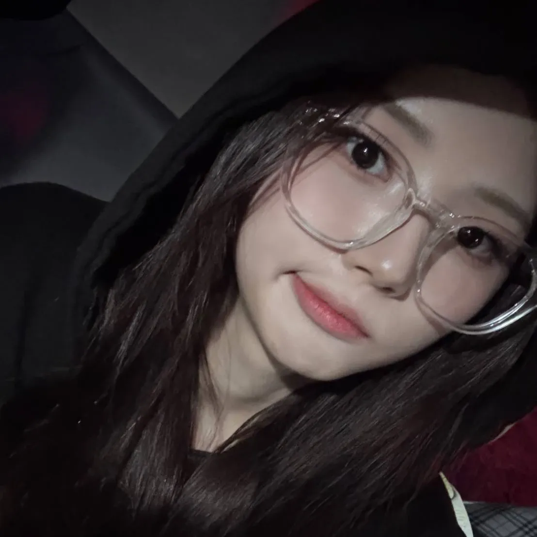 Recent activity shot of Lee JiWoo (tripleS)