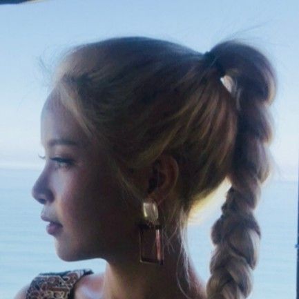 Latest photo of Solar (MAMAMOO)