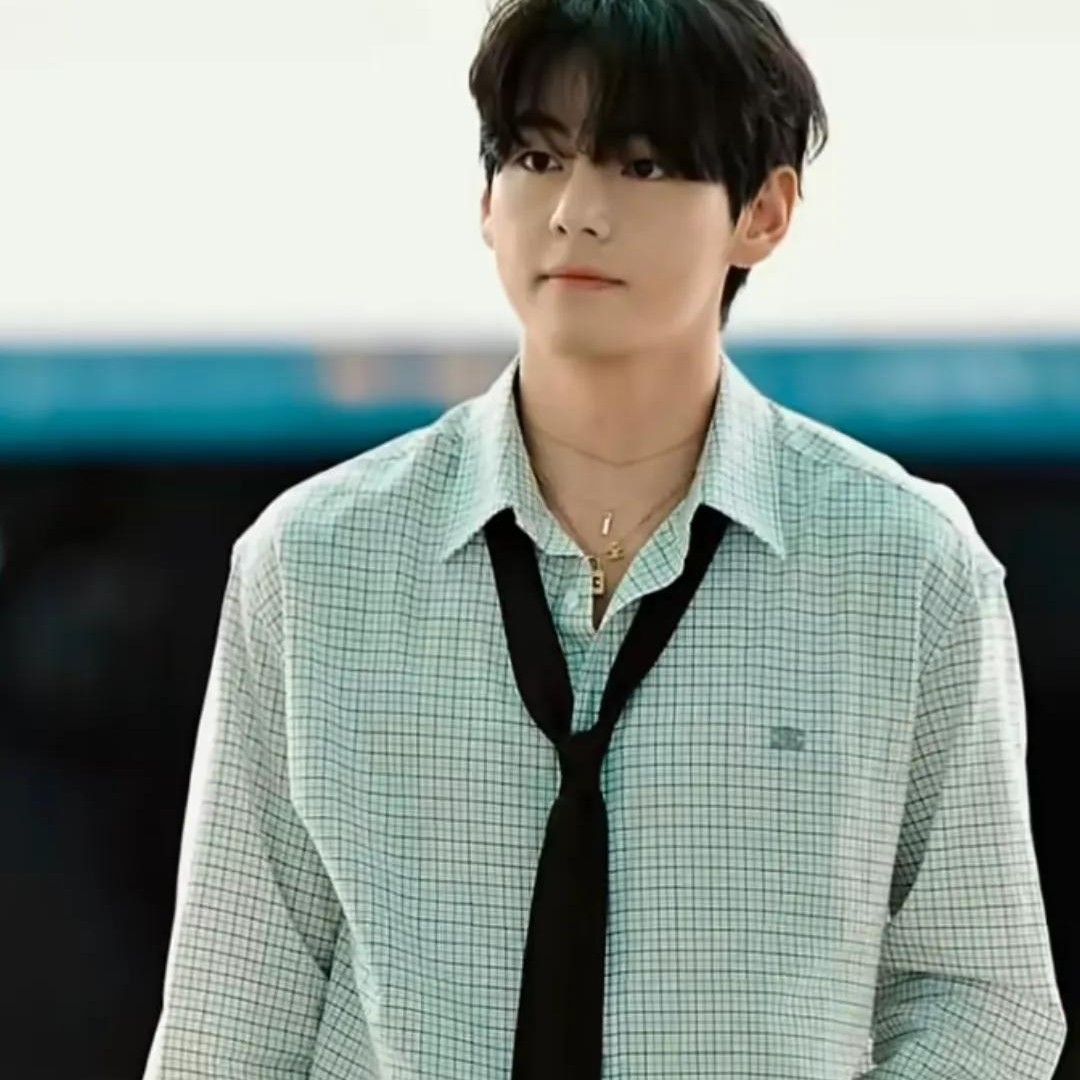 Behind-the-scenes cut of V (BTS)