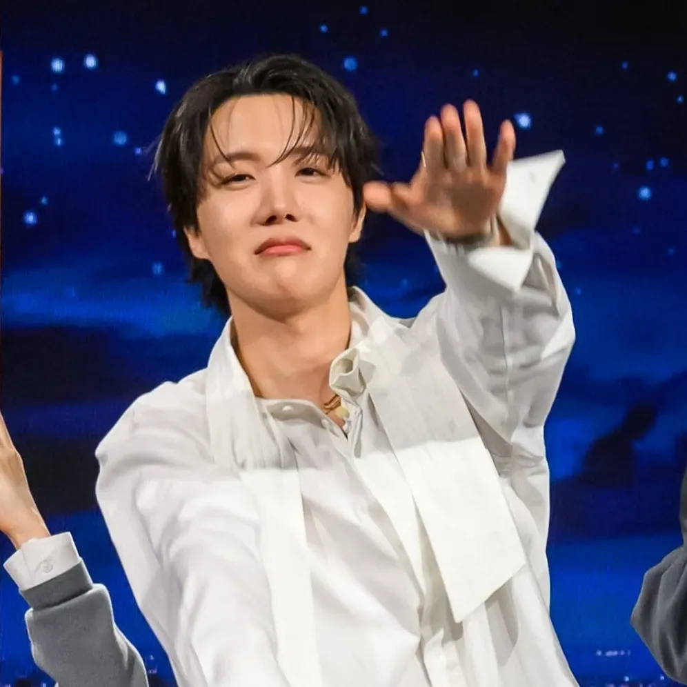 Foto aktivitas terbaru j-hope (BTS)