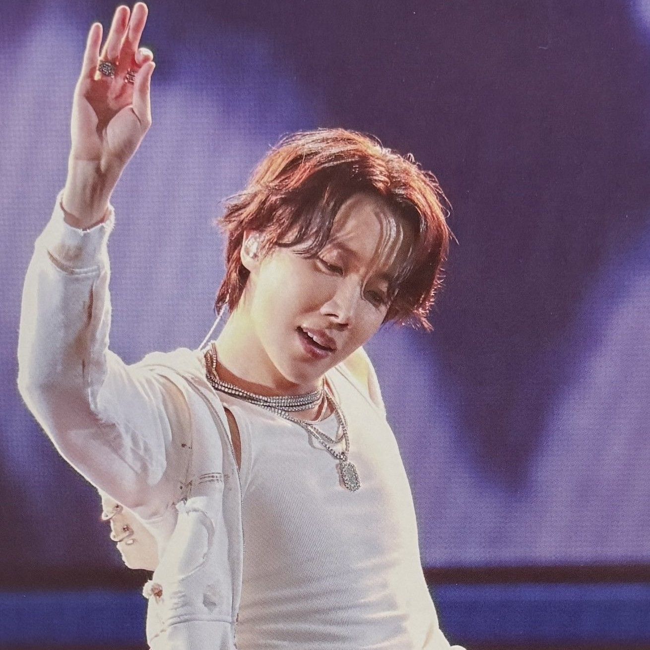 Foto terbaru j-hope (BTS)