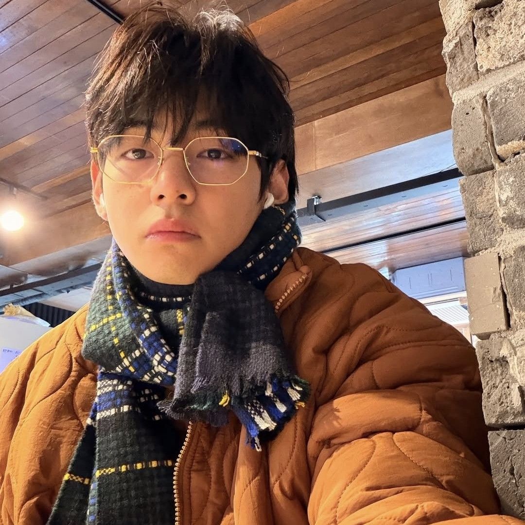 뷔 (방탄소년단)의 최신 사진