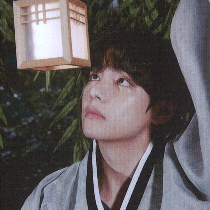 뷔 (방탄소년단)의 최신 사진