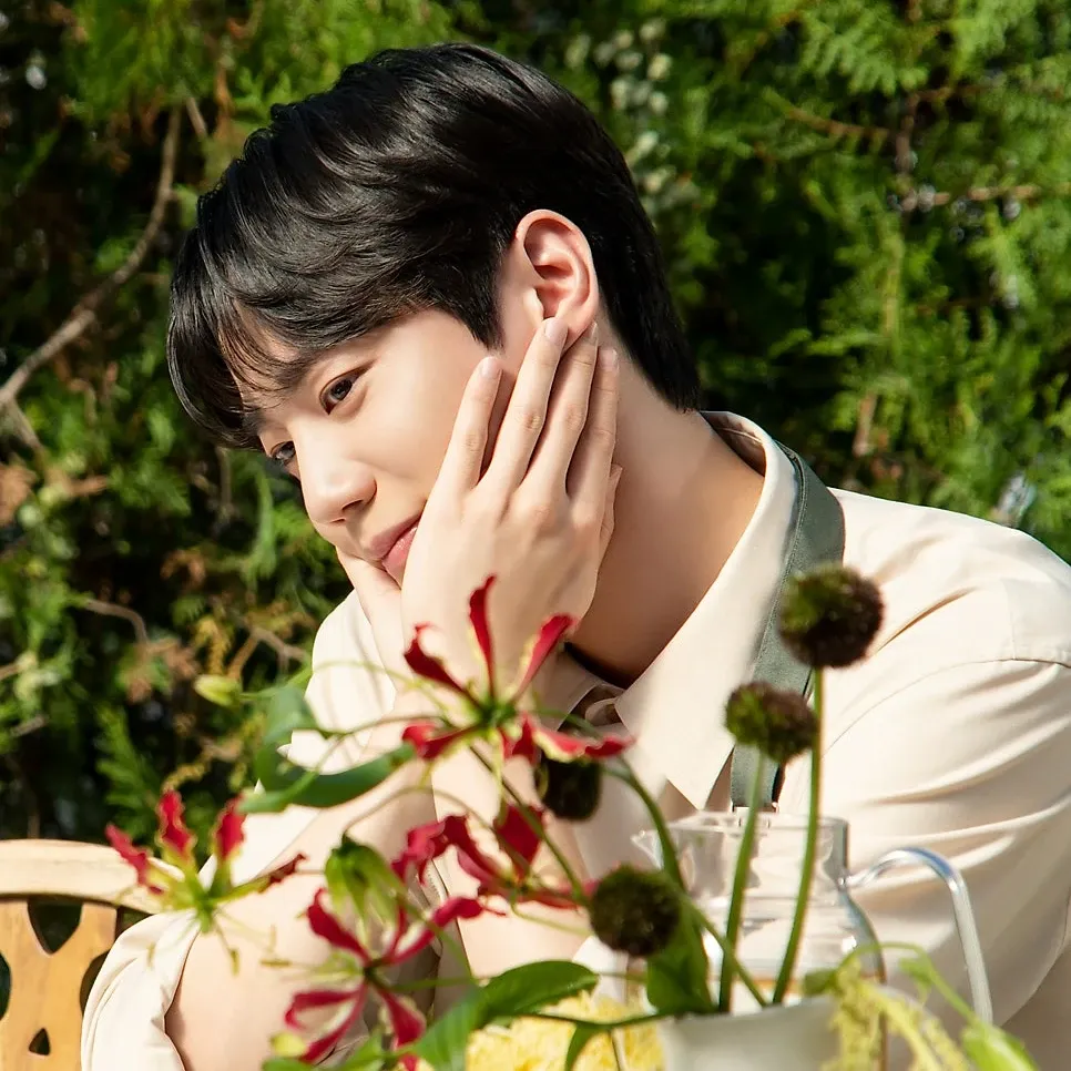 Behind-the-scenes cut of Lee Junyoung