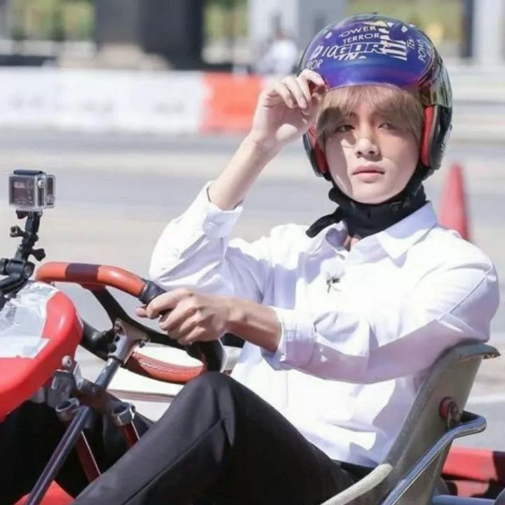 뷔 (방탄소년단) 최근 활동샷