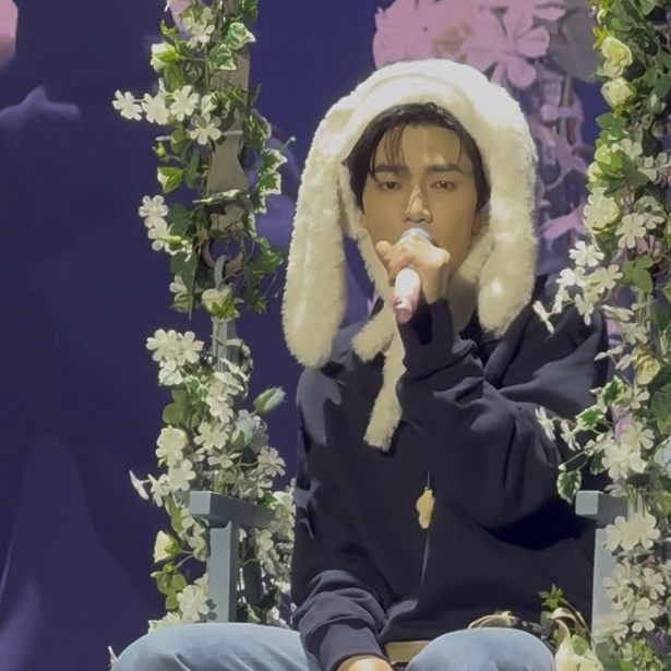 A moment captured by Zhang Hao's fan