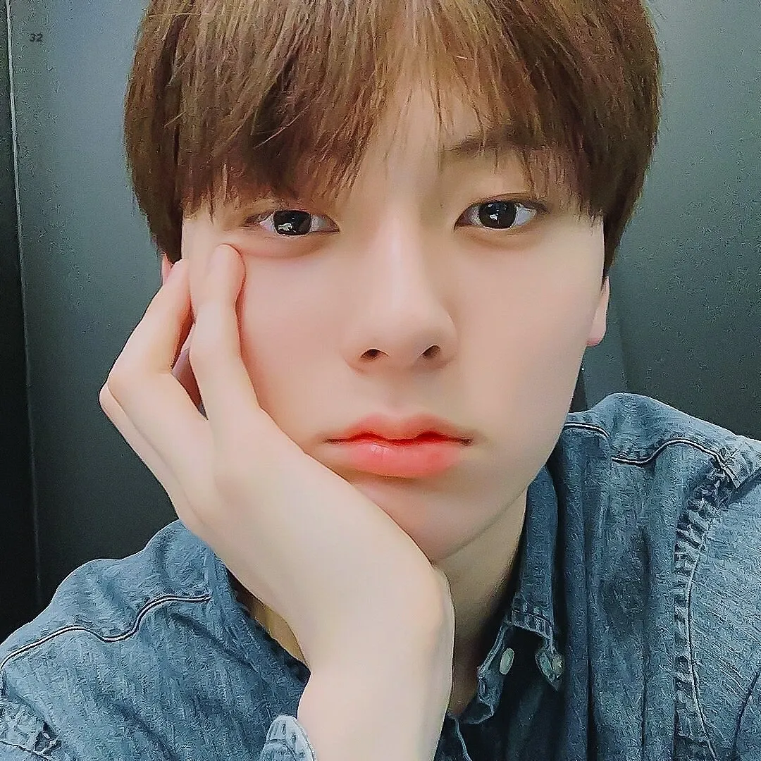 A moment captured by Hwang Minhyun's fan