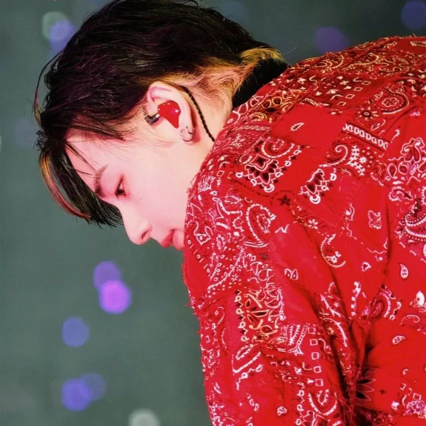 Behind-the-scenes cut of V (BTS)