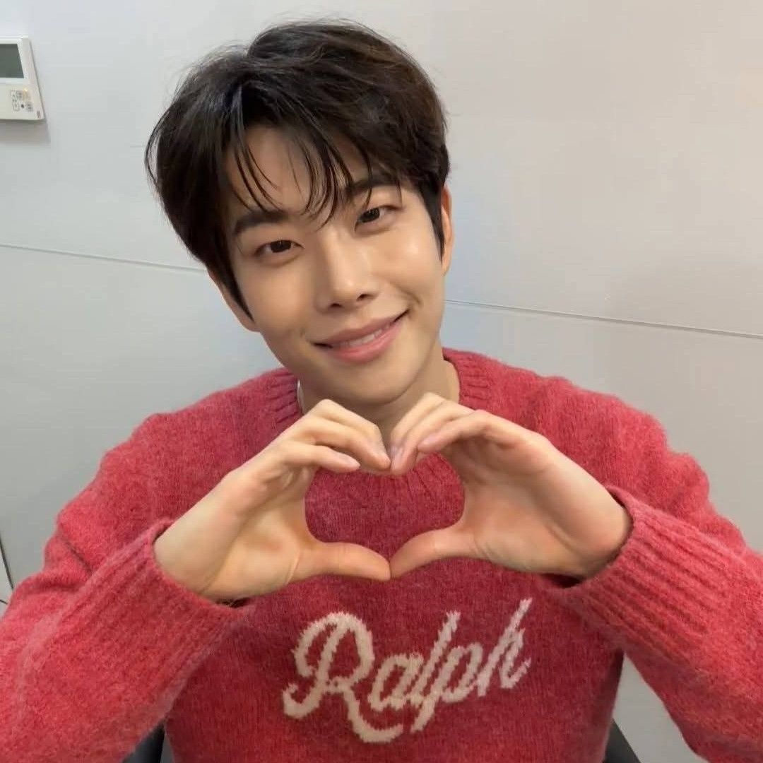 A moment captured by MJ (ASTRO)'s fan