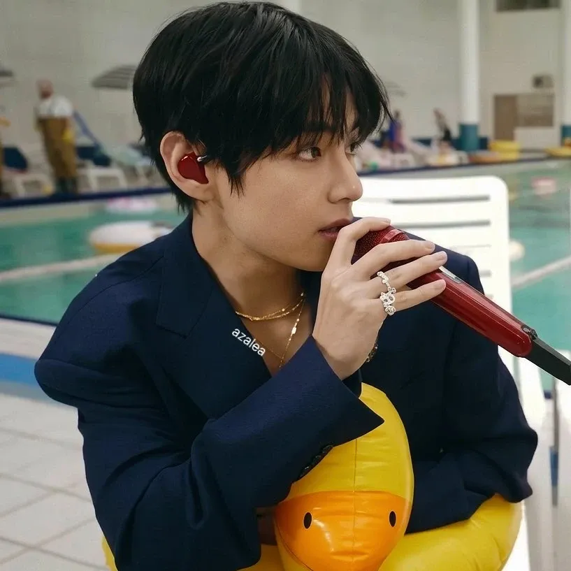 뷔 (방탄소년단)의 최신 사진