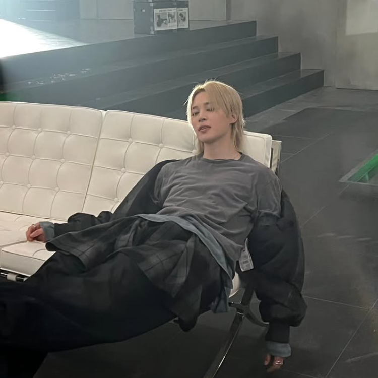 Foto aktivitas terbaru Jimin (BTS)
