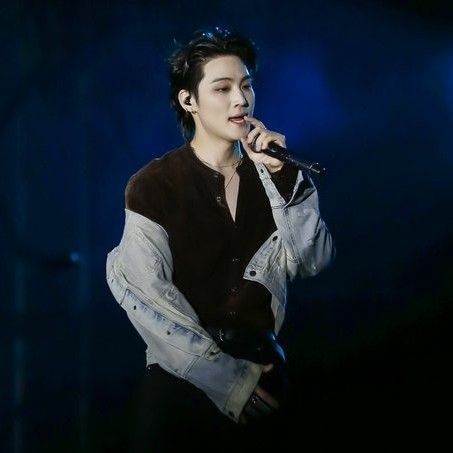 Signature photo of JAY B (GOT7) capturing their charm