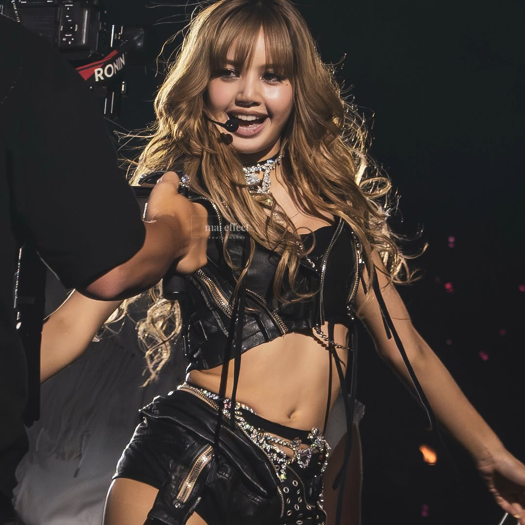 Momen yang diabadikan oleh penggemar Lisa (BLACKPINK)