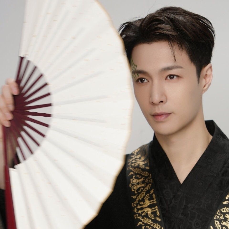 Behind-the-scenes cut of Lay (EXO)