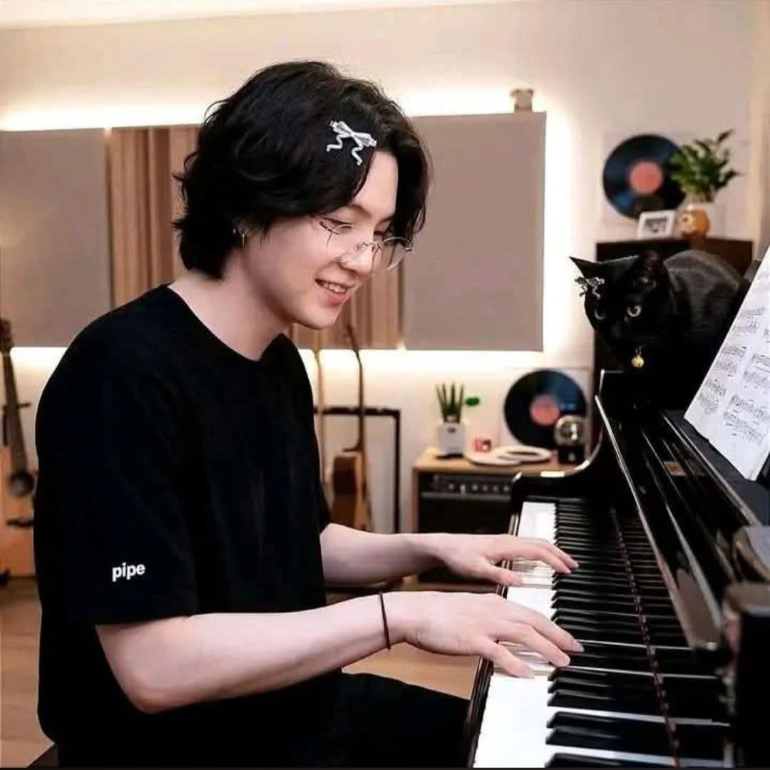 Foto aktivitas terbaru SUGA (BTS)
