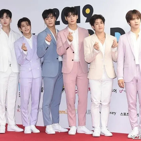 아스트로의 최신 사진