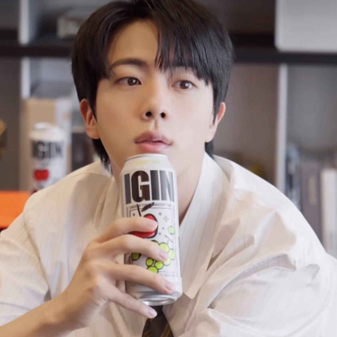 Foto aktivitas terbaru Jin (BTS)