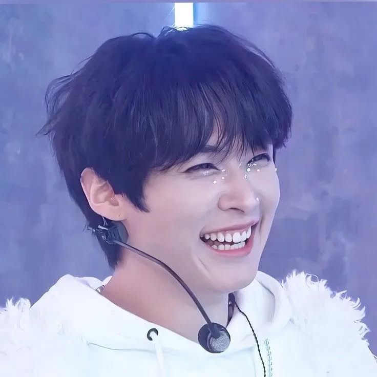 Behind-the-scenes cut of Lee Know (Stray Kids)